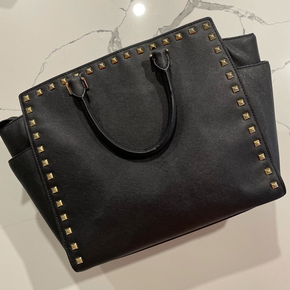 Black Michael Kors Handbag - Picture 2 of 9